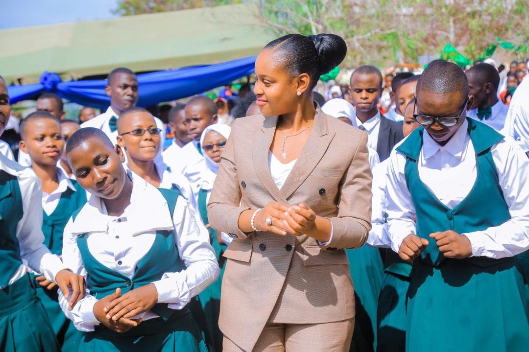 Jokate with students at a Kidoti Foundation gathering